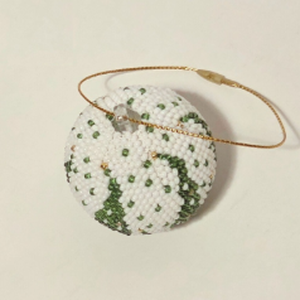 Glob de Craciun crosetat handmade cu margele  decor elegant pentru brad - Artynos.ro