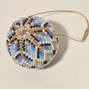 Glob de Crăciun croșetat handmade cu mărgele  decor elegant pentru brad - crăciun - decorațiuni de crăciun de casă - globuri de crăciun - Artynos.ro