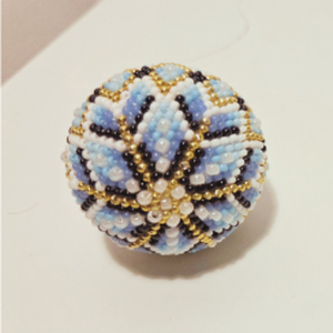 Glob de Crăciun croșetat handmade cu mărgele  decor elegant pentru brad - crăciun - decorațiuni de crăciun de casă - globuri de crăciun - Artynos.ro