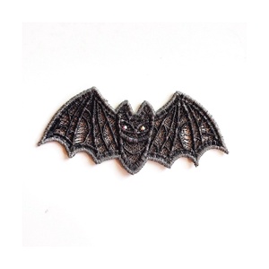 Brosa liliac Halloween, Bijuterii, Broșă, insigne, Insigne, Broderie, ARTYNOS