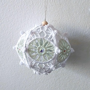 Globulet 3D Alb cu Degrade Glitter, Craciun, Decoratiuni de Craciun de casa, Globuri de Craciun, Broderie, ARTYNOS