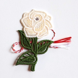 Martisor Trandafir Alb Crem Degrade - Artynos.ro