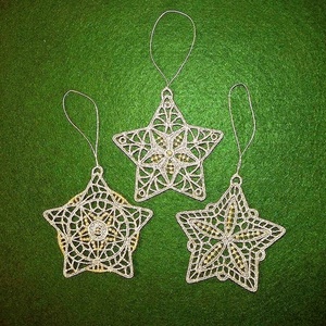 Set stelute brodate cu ata metalica, Craciun, Decoratiuni de Craciun de casa, Globuri de Craciun, Broderie, Ornamente cu agatatori tot brodate 
Dimensiuni: 10 cm, ARTYNOS