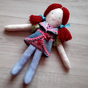 Emilia Cloth păpușă cu ciucuri roșii rochie până păpușă -  - Artynos.ro