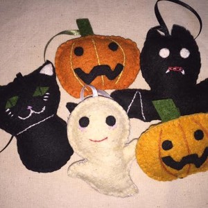 Ornamente de Haloween realizate din pasla, , , Am cusut si am brodat aceste ornamente din pasla de lana neagra, cruda, portocalie si ocru. le-am u..., ARTYNOS