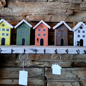 Suport pentru chei din lemn cu case colorate - casă & stil de viață - decorațiuni de casă - decorațiuni de pereți - suport pentru chei - Artynos.ro