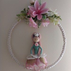 Fata in rochie roz decor de perete, , , Compozitie roz, papusa macramé eleganta intr-o rochie roz, cu decor realist din flori de magnolie. ..., ARTYNOS