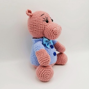 Jucarie crosetata Hipopotam cu papion - jucării și echipamente pentru copii - plușuri - figurine de pluș - Artynos.ro