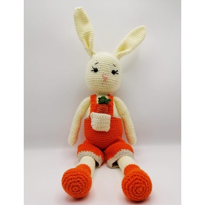 Iepuras alb cu salopeta rosie detasabila  - jucării și echipamente pentru copii - plușuri - figurine de pluș - Artynos.ro