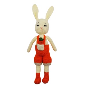 Iepuras alb cu salopeta rosie detasabila  - jucării și echipamente pentru copii - jucării de pluș - figurine de pluș - Artynos.ro