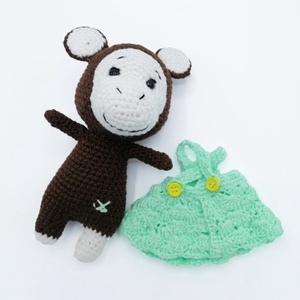 Jucarie maimutica cu rochita verde, crosetata manual, 21 cm - jucării și echipamente pentru copii - plușuri - păpușă croșetată, păpușă de pluș - Artynos.ro