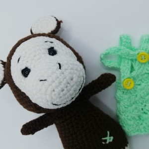 Jucarie maimutica cu rochita verde, crosetata manual, 21 cm - jucării și echipamente pentru copii - plușuri - păpușă croșetată, păpușă de pluș - Artynos.ro