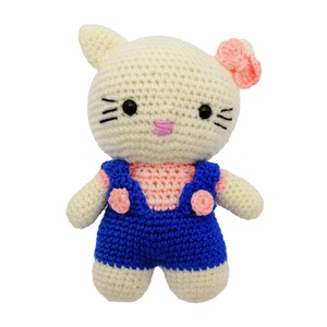 Jucarie Hello Kitty, salopeta albastra, crosetata manual, 19 cm - jucării și echipamente pentru copii - plușuri - pisică de pluș - Artynos.ro