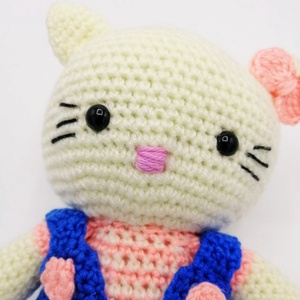 Jucarie Hello Kitty, salopeta albastra, crosetata manual, 19 cm - jucării și echipamente pentru copii - plușuri - pisică de pluș - Artynos.ro