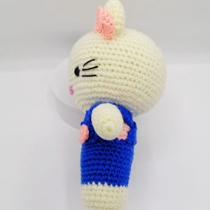 Jucarie Hello Kitty, salopeta albastra, crosetata manual, 19 cm - jucării și echipamente pentru copii - plușuri - pisică de pluș - Artynos.ro