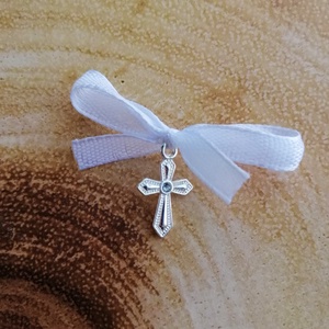 Cruciulita cu piatra argintie si fundita din satin alba, marturie - jucării și echipamente pentru copii - daruri de botez - Artynos.ro