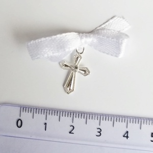Cruciulita cu piatra argintie si fundita din satin alba, marturie - jucării și echipamente pentru copii - daruri de botez - Artynos.ro