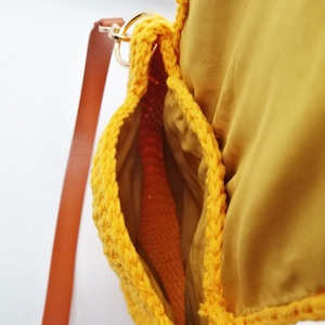 Poseta orange rotunda crosetata, curea din piele maro, handmade - genți și portofele - genți de mână și umăr - geantă casual - Artynos.ro