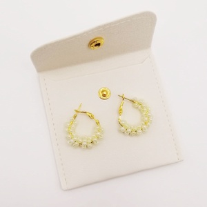 Cercei rotunzi aurii cu pietre albe, cu plic din piele alb - bijuterii - cercei - cercei din mărgele - Artynos.ro