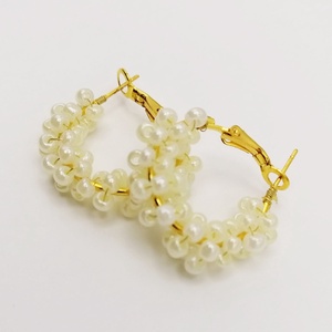 Cercei rotunzi aurii cu pietre albe, cu plic din piele alb - bijuterii - cercei - cercei din mărgele - Artynos.ro