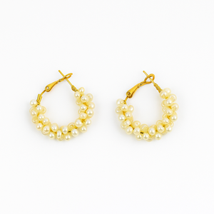 Cercei rotunzi aurii cu pietre albe, cu plic din piele alb, Bijuterii, Cercei, Cercei din margele, Confectionarea bijuteriilor, ARTYNOS