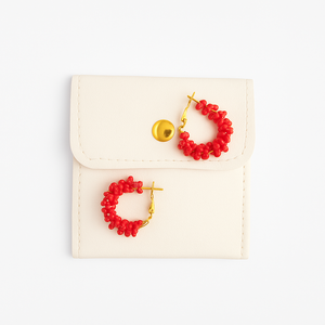 Cercei rotunzi aurii cu pietre rosii, cu plic din piele alb - Artynos.ro