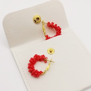 Cercei rotunzi aurii cu pietre rosii, cu plic din piele alb - bijuterii - cercei - cercei din mărgele - Artynos.ro