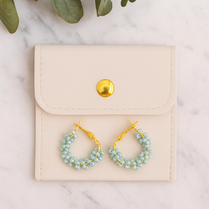 Cercei rotunzi aurii cu pietre albastre, cu plic din piele alb - bijuterii - cercei - cercei din mărgele - Artynos.ro