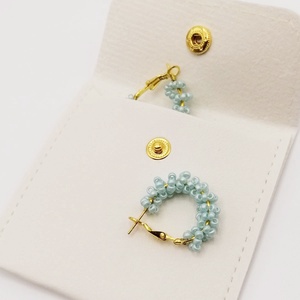 Cercei rotunzi aurii cu pietre albastre, cu plic din piele alb - bijuterii - cercei - cercei din mărgele - Artynos.ro