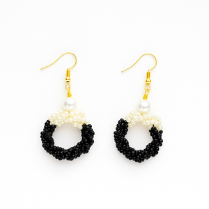 Cercei rotunzi din pietre din nisip negre/oranj si perla alba sintetica  model elegant, cu plic de piele alba - Artynos.ro