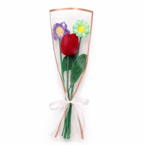 Buchet flori crosetate � lalea rosie si margarete - Artynos.ro