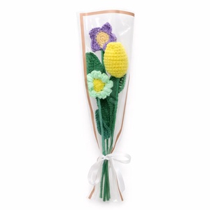 Buchet flori crosetate � lalea galbena si margarete - Artynos.ro