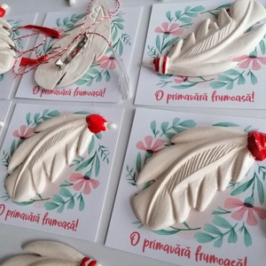 Martisoare elegante Pana alba, ceramica pictata manual, brosa - bijuterii - mărțișor - Artynos.ro