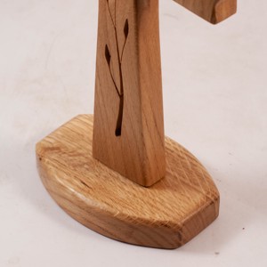 Cruce de lemn pe piedestal cu model, cruce de masă -  - Artynos.ro