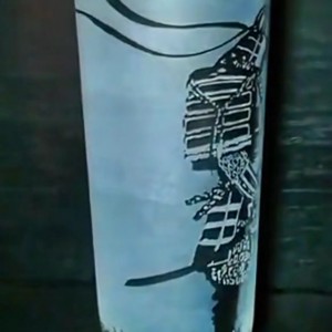 Pahar de sticlă gravat manual cu motiv samurai  -  - Artynos.ro