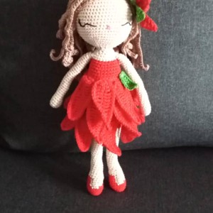 Păpușă Poinsettia - jucării și echipamente pentru copii - plușuri - păpușă croșetată, păpușă de pluș - Artynos.ro