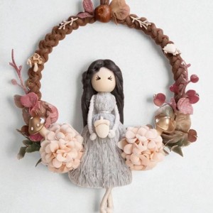 Decorațiune de perete din macramé de toamnă � păpușă din macramé pe un inel maro, decorată cu piersici aurii -  - Artynos.ro