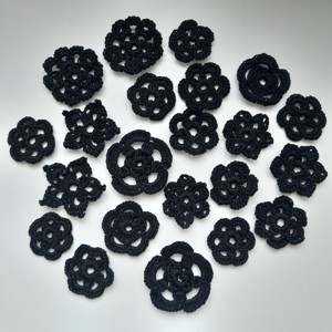 Flori crosetate negre - 22 bucati / pachet - Artynos.ro