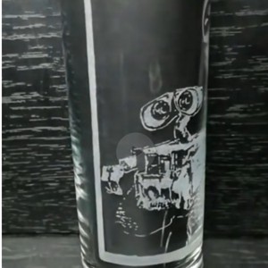 Pahar de sticlă cu modelul WALL-E și EVE  -  - Artynos.ro