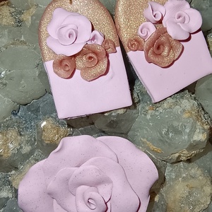 Dusty rose gold, Bijuterii, Seturi de bijuterii, Confectionarea bijuteriilor, Cercei din Fimo cu tije de otel inoxidabil+ pandantiv trandafir, ARTYNOS