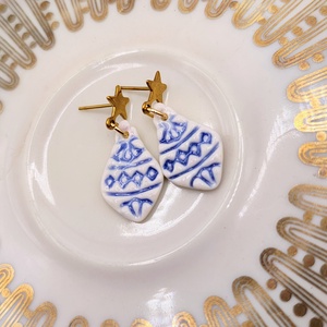 Cercei globulete de Brad pentru Craciun din portelan cu albastru - bijuterii - cercei - cercei cu figurine - Artynos.ro