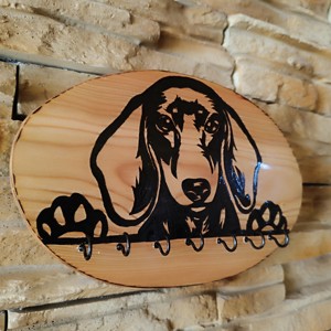 Breloc de perete din lemn cu câine dachshund -  - Artynos.ro