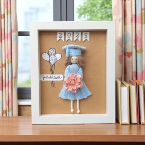 Cadou de absolvire - Păpușă macramé personalizabilă în cadru 3D -  - Artynos.ro