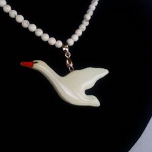 Lebădă în picioare, pandantiv din sticlă tiffany pe lanț cu mărgele de howlite - bijuterii - coliere - pandative - Artynos.ro