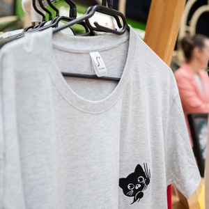Tricou Curios kitty, Îmbrăcăminte și modă, Haine damă, Tricou și top de damă, Broderie, ARTYNOS