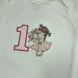 Body aniversar ”Domnisoara cu flori”, Imbracaminte si moda, Haine bebelusi si copii, Body bebelusi, Broderie, Body 100% bumbac, brodat.

 Broderia este realizata prin broderie computerizata. , ARTYNOS