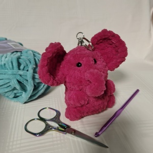 Breloc / Jucărie Mini Elefănțel Pufos din Pluș, 12 cm - jucării și echipamente pentru copii - plușuri - elefant de pluș - Artynos.ro