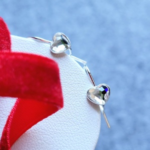 Cercei argint 925 cu inimioare Swarovski , Bijuterii, Cercei, Cercei din argint, Confectionarea bijuteriilor, Cercei delicati din argint 92.5 cu Swarovski Elements Crystal.

Sistem de inchidere "kidney" pentru..., ARTYNOS