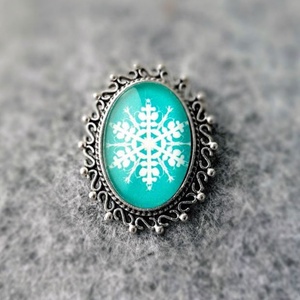 Broșă mică argintie cu Fulg de zăpadă  - bijuterii - broșe - Artynos.ro