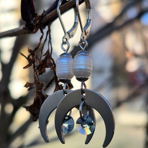 Cercei lungi cu Semilună, perle naturale și Swarovski Crystals - bijuterii - cercei - cercei din perle - Artynos.ro
